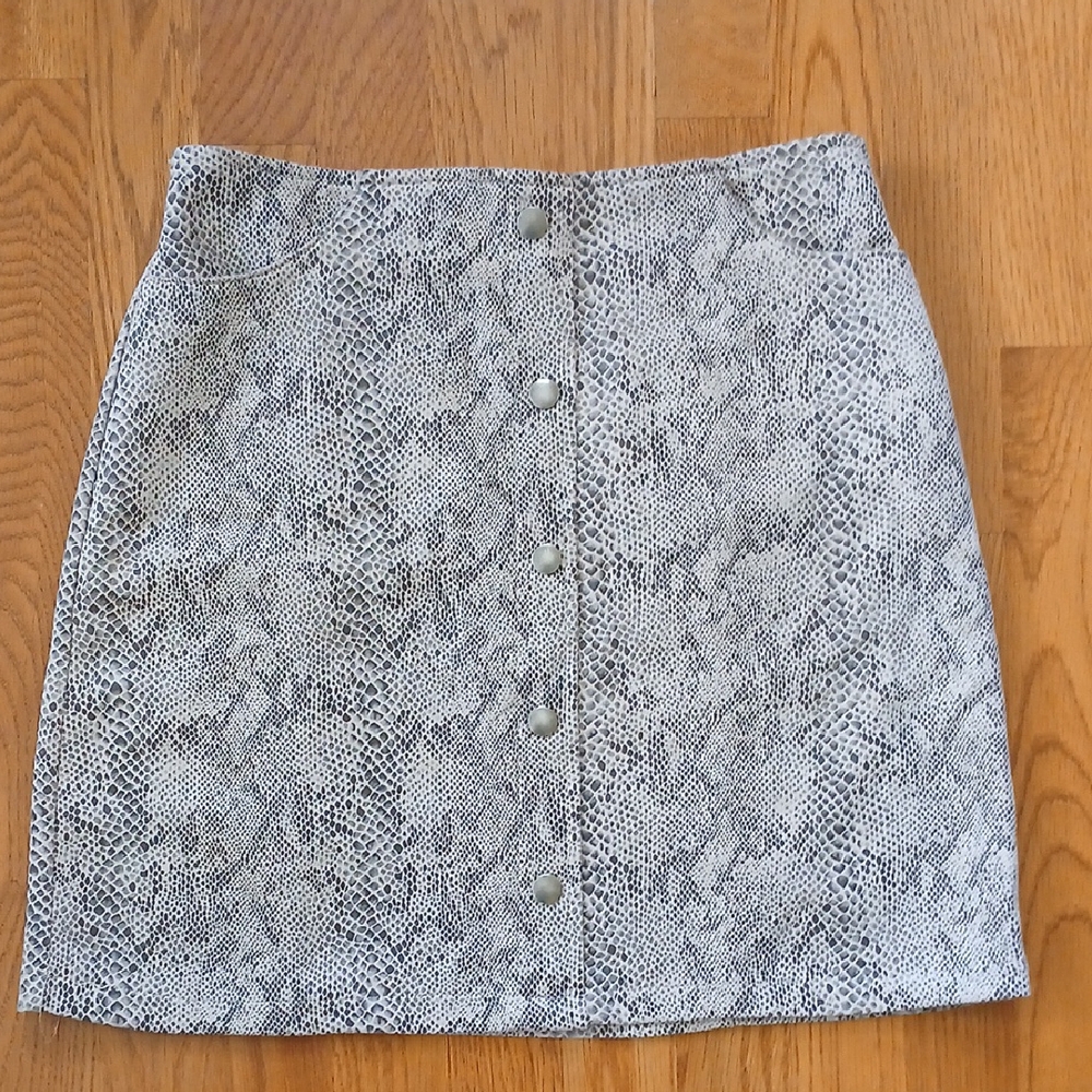 Potters Pot Taupe/Grey Snakeskin Print Skirt With Decorative Front Buttons Med